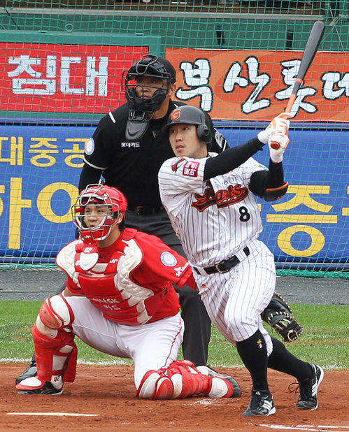 23일 부산 사직야구장에서 열린 2011 프로야구 플레이오프 5차전 롯데 자이언츠와 SK 와이번스의 경기. 1회말 1사 3루에서 롯데 전준우가 1타점 2루타를 때리고 있다.