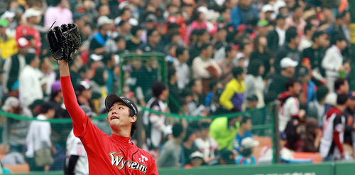 23일 부산 사직야구장에서 열린 2011 프로야구 플레이오프 5차전 롯데 자이언츠와 SK 와이번스의 경기. 1회말 1사 3루 상황에서 롯데 전준우에게 1타점 2루타를 내준 SK 김광현이 아쉬운 표정을 짓고 있다.
    김광현은 2회말 고든과 교체돼 마운드를 내려왔다.