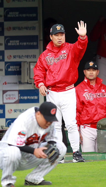 23일 부산 사직야구장에서 열린 2011 프로야구 플레이오프 5차전 롯데 자이언츠와 SK 와이번스의 경기. 8회초 무사 2,3루 상황에서 SK 안치용이 1타점 안타를 치자 이만수 감독대행이 손가락을 들어보이고 있다.