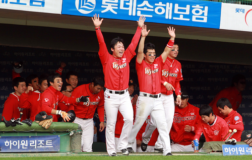 23일 부산 사직야구장에서 열린 2011 프로야구 플레이오프 5차전 롯데 자이언츠와 SK 와이번스의 경기. 6회초 무사 1루 상황에서 SK 박정권이 연타석 홈런을 치자 동료들이 환호하고 있다.