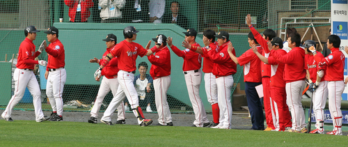 23일 부산 사직야구장에서 열린 2011 프로야구 플레이오프 5차전 롯데 자이언츠와 SK 와이번스의 경기. 6회초 무사 1루에서 SK 4번 박정권이 롯데 부첵을 상대로 연타석 2점 홈런을 때리고 동료과 하이파이브하고 있다.