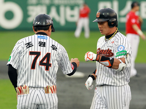 23일 부산 사직야구장에서 열린 2011 프로야구 플레이오프 5차전 롯데 자이언츠와 SK 와이번스의 경기. 7회말 무사 상황에서 롯데 김주찬이 안타를 친 뒤 코치와 주먹을 맞대고 있다.
    김주찬은 현재까지 1루타 2개, 2루타, 3루타를 치며 4타수 4안타를 기록하고 있다.