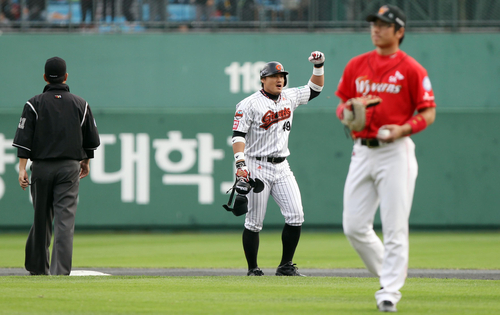 23일 부산 사직야구장에서 열린 2011 프로야구 플레이오프 5차전 롯데 자이언츠와 SK 와이번스의 경기. 6회말 무사 1,2루에서 롯데 홍성흔이 1타점 적시타를 치고 기뻐하고 있다.