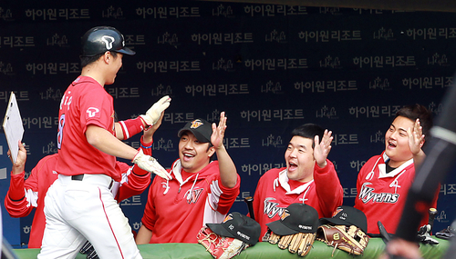 23일 부산 사직야구장에서 열린 2011 프로야구 플레이오프 5차전 롯데 자이언츠와 SK 와이번스의 경기. 5회초 2사 1,3루 SK 최정 타석에서 3루주자 정근우가 폭투로 홈을 밟아 1점을 추가했다.
    SK 선수들이 더그아웃으로 들어오는 정근우를 반기고 있다.