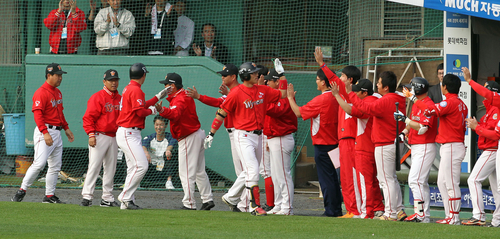 23일 부산 사직야구장에서 열린 2011 프로야구 플레이오프 5차전 롯데 자이언츠와 SK 와이번스의 경기. 6회초 무사 1루에서 SK 4번 박정권이 롯데 부첵을 상대로 연타석 2점 홈런을 때리고 동료들과 하이파이브하고 있다.