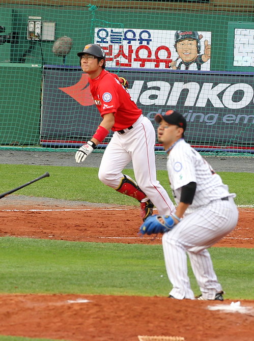 23일 부산 사직야구장에서 열린 2011 프로야구 플레이오프 5차전 롯데 자이언츠와 SK 와이번스의 경기. 4회초 1사 1루에서 SK 4번 박정권이 롯데 송승준을 상대로 역전 2점 홈런을 때리고 타구를 바라보고 있다.