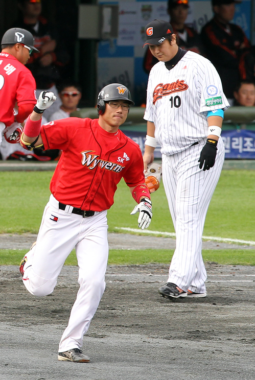 23일 부산 사직야구장에서 열린 2011 프로야구 플레이오프 5차전 롯데 자이언츠와 SK 와이번스의 경기. 4회초 1사 1루에서 SK 4번 박정권이 롯데 송승준을 상대로 역전 2점 홈런을 때리고 1루를 돌고 있다.