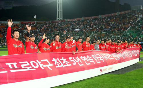 23일 부산 사직야구장에서 열린 2011 프로야구 플레이오프 5차전 롯데 자이언츠와 SK 와이번스의 경기에서 SK가 한국시리즈 진출을 결정지은 후 선수들이 팬들에게 인사하고 있다.