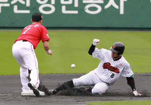 23일 부산 사직야구장에서 열린 2011 프로야구 플레이오프 5차전 롯데 자이언츠와 SK 와이번스의 경기. 1회말 1사 3루  선제 1타점 적시타를 때린 롯데 전준우가 2루에서 기뻐하고 있다.