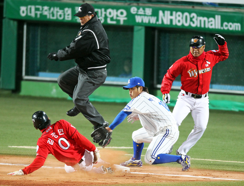 25일 대구시민운동장에서 열린 프로야구 한국시리즈 삼성 라이온즈-SK 와이번스 1차전에서 4회초 2사 후 SK 박진만이 타석에 있을 때 1루주자 김강민이 도루를 성공시킨 뒤 삼성 유격수 김상수가 공을 빠트린 사이 3루까지 훔치고 있다.