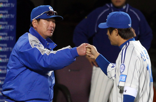 삼성이 SK와의 한국시리즈 1차전을 2-0 승리로 이끌었다. 승리 후 류중일 감독이 결승타점의 주인공 신명철과 인사하고 있다. 25일 대구시민운동장.