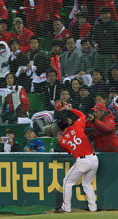 25일 오후 대구시민운동장에서 열린 프로야구 한국시리즈 1차전 삼성과 SK의 경기 4회말 2사 2루 상황에서 삼성 진갑용의 뜬공을 SK박정권이 처리하고 있다.