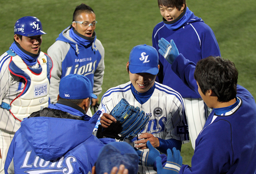 25일 오후 대구시민운동장에서 열린 프로야구 한국시리즈 1차전 삼성과 SK의 경기 6회초 삼성 차우찬이 동료들의 격려를 받고 있다.