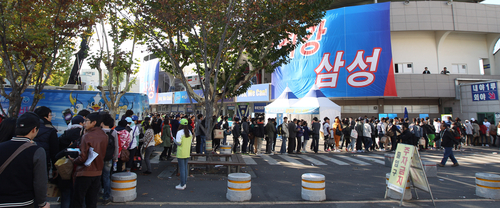 25일 오후 삼성과 SK의 프로야구 한국시리즈 1차전이 열리는 대구시민운동장이 입장을 기다리는 관중들로 북적이고 있다.