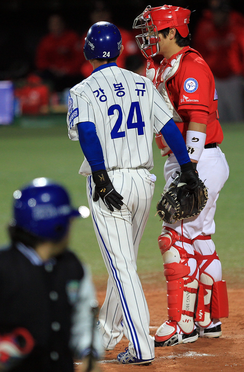 25일 오후 대구시민운동장에서 열린 프로야구 한국시리즈 1차전 삼성과 SK의 경기 6회말 1사 2루 상황에서 삼성 강봉규가 몸에 공을 맞고 아파하고 있다.