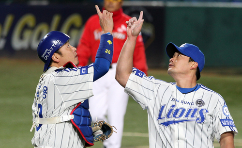 삼성이 SK와의 한국시리즈 1차전을 2-0 승리로 이끌었다. 9회초 승리한 후 오승환과 진갑용이 손가락을 들어 보이고 있다. 25일 대구시민운동장.