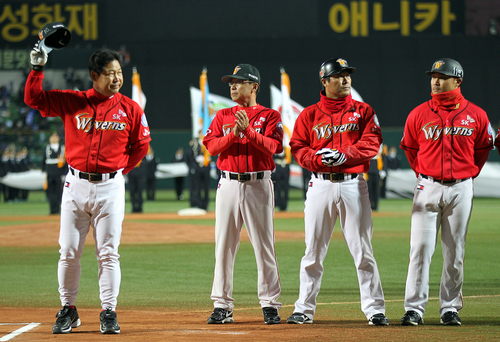 25일 오후 대구시민운동장에서 열린 프로야구 한국시리즈 1차전 삼성과 SK의 경기에서 경기 전 이만수 SK감독대행이 관중을 향해 인사하고 있다.