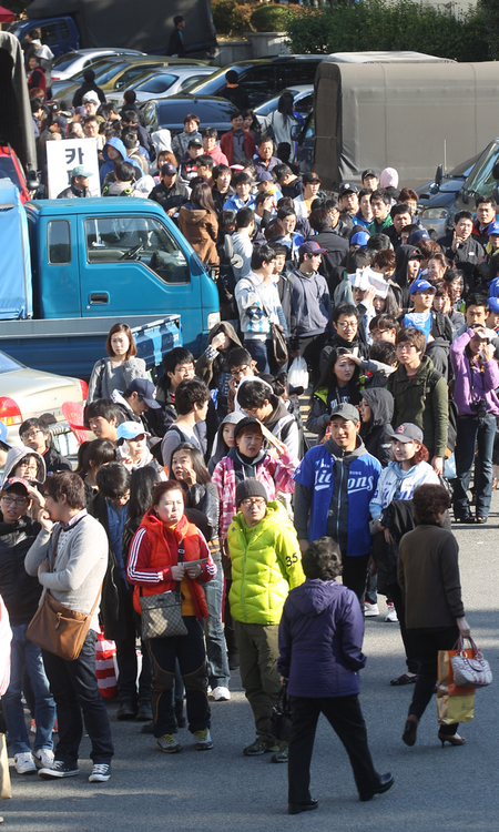 25일 오후 삼성과 SK의 프로야구 한국시리즈 1차전이 열리는 대구시민운동장이 입장을 기다리는 관중들로 북적이고 있다.