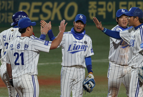 삼성과 SK의 프로야구 한국시리즈 2차전 삼성 2-1 승리. 경기 후 삼성 선수들이 인사하고 있다. 26일 대구시민운동장.