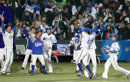 삼성과 SK의 프로야구 한국시리즈 2차전 8회초 2사 1,2루.  SK 최동수 안타 때 최정이 홈에서 아웃되고 있다. 이영욱 중견수의 송구가 좋았다. 이영욱이 환호하며 더그아웃으로 들어가고 있다. 26일 대구시민운동장.