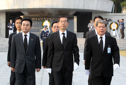 박원순 서울시장이 27일 오전 서울 동작구 국립현충원을 찾아 현충탑에 분향한 뒤 걸어나오고 있다.