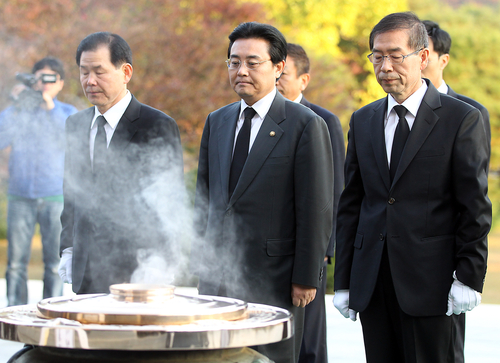 박원순 서울시장이 27일 오전 서울 동작구 국립현충원을 찾아 현충탑에 분향한 뒤 묵념을 하고 있다.