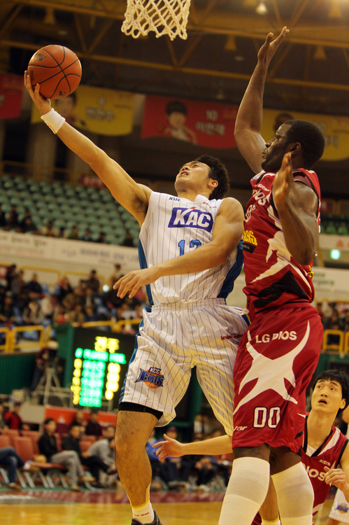 27일 오후 창원체육관에서 열린 프로농구 창원LG-전주KCC의 경기에서 KCC 김태홍이 LG 오예데지를 뚫고 골밑 슛을 하고 있다.