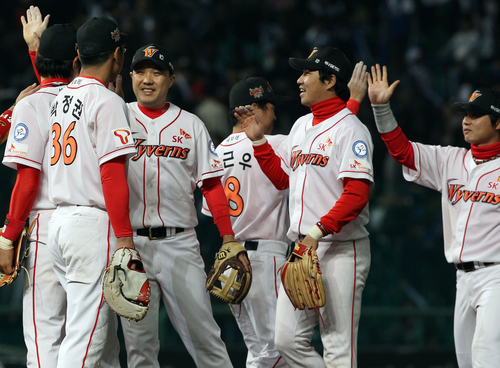 28일 오후 인천 문학구장에서 열린 프로야구 한국시리즈 3차전에서 삼성을 누르고 1승을 차지한 SK선수단이 경기 후 환호하고 있다.