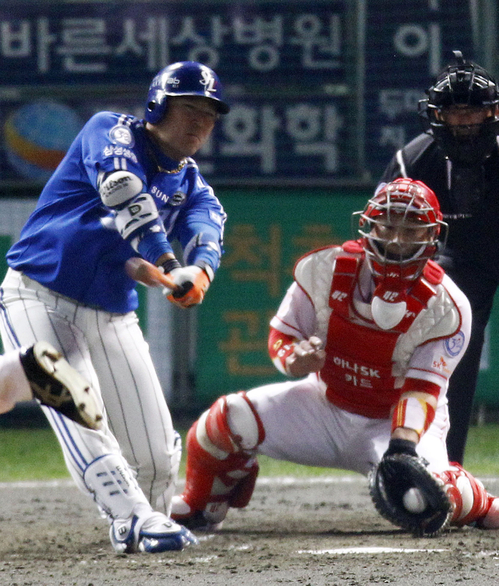 28일 오후 인천 문학구장에서 열린 프로야구 한국시리즈 3차전 SK와 삼성의 경기에서 3회초 2사 만루 상황 삼성 최형우가 삼진을 당하며 아쉬워하고 있다.