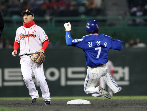 28일 오후 인천 문학구장에서 열린 프로야구 한국시리즈 3차전 SK와 삼성의 경기에서 3회 초 원아웃 삼성 배영섭 타석에서 김상수가 2루 도루를 성공시키고 있다.