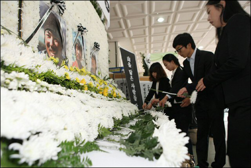 히말라야 안나푸르나 탐험 도중 실종된 고(故) 박영석 대장과 신동민, 강기석 대원의 합동분향소가 마련된 안동대학교에서 학생들과 교직원들이 분향을 하고 있다.