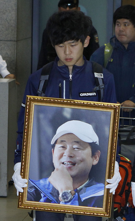 히말라야 안나푸르나에서 실종된 박영석 대장과 신동민, 강기석 대원을 찾기 위해 떠났던  구조대,실종자 가족 등이 1일 오전 인천공항을 통해 귀국했다. 박영석 대장  아들이 굳은 표정으로 아버지의 사진을 들고  있다.