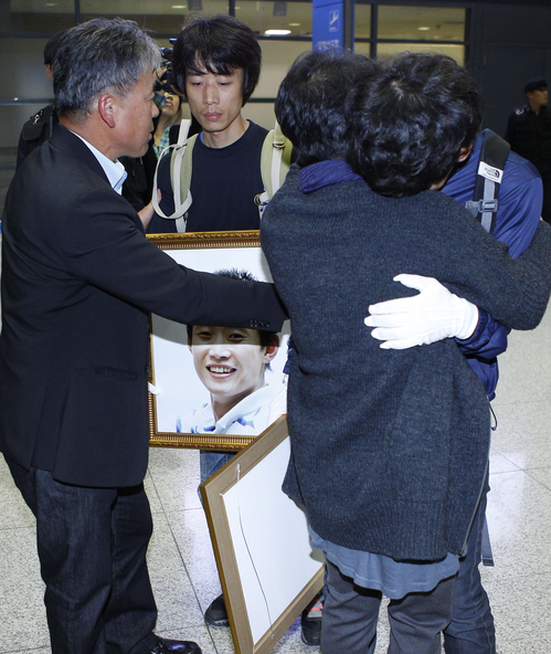 히말라야 안나푸르나에서 실종된 박영석 대장과 신동민, 강기석 대원을 찾기 위해 떠났던  구조대,실종자 가족 등이 1일 오전 인천공항을 통해 귀국했다. 실종자 가족들이 사진을 들고  눈물을 흘리고  있다.