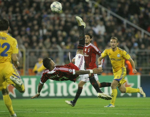 2일(한국시간) 벨라루스 민스크서 열린 2011-2012 유럽축구연맹(UEFA) 챔피언스리그 조별리그 H조 4차전 바테와 AC밀란 경기에서 AC밀란의 케빈-프린스 보아텡이 오버헤드킥을 날리고 있다.

이날 AC밀란과 바테는 1-1 무승부를 기록했다.