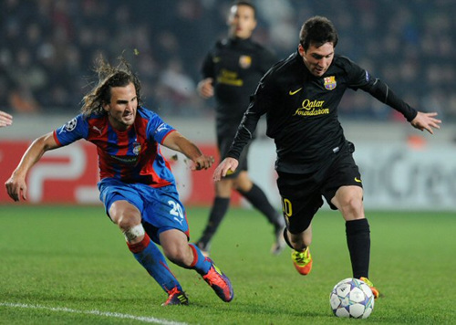 2일(한국시간) 체코의 시놋팁 아레나에서 열린 2011-2012 유럽축구연맹(UEFA) 챔피언스리그 H조 조별리그 4차전 빅토리아 플젠과 바르셀로나 경기에서 리오넬 메시(오른쪽)와 Daniel Kolar(왼쪽)이 볼 다툼을 하고 있다.