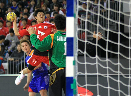 2일 오후 서울 송파구 방이동 SK핸드볼 전용 경기장에서 열린 남자핸드볼 런던 올림픽 아시아 지역 예선대회 결승 한국과 일본의 경기에서 한국의 임덕준이 슛하고 있다. 이날 한국이 26-21로 이겨 올림픽 진출권을 획득했다.