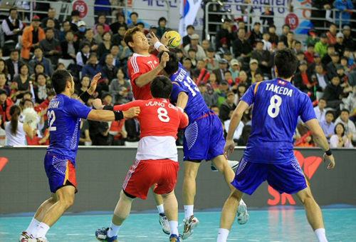 2일 오후 서울 송파구 방이동 SK핸드볼 전용 경기장에서 열린 남자핸드볼 런던 올림픽 아시아 지역 예선대회 결승 한국과 일본의 경기에서 한국의 윤경신이 패스를 시도하고 있다.