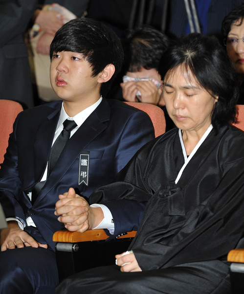 고(故) 박영석 대장과 강기석, 신동민 대원의 합동 영결식이 3일 오전 서울 종로구 서울대학교병원에서 엄수된 가운데 고인의 유가족이 슬픔에 젖어 있다.