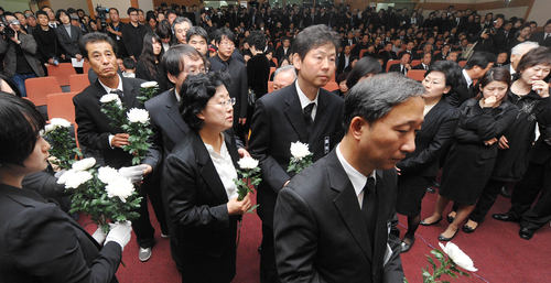 고(故) 박영석 대장과 강기석, 신동민 대원의 합동 영결식이 3일 오전 서울 종로구 서울대학교병원에서 엄수된 가운데 고인의 유가족들과 친지들이 헌화하고 있다.