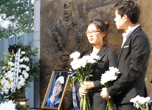 3일 동국대 도서관 앞에서 히말라야 안나푸르나에서 실종된 박영석 대장의 노제가 진행됐다.   유가족과 재학생, 산악인들이  헌화하고  있다.