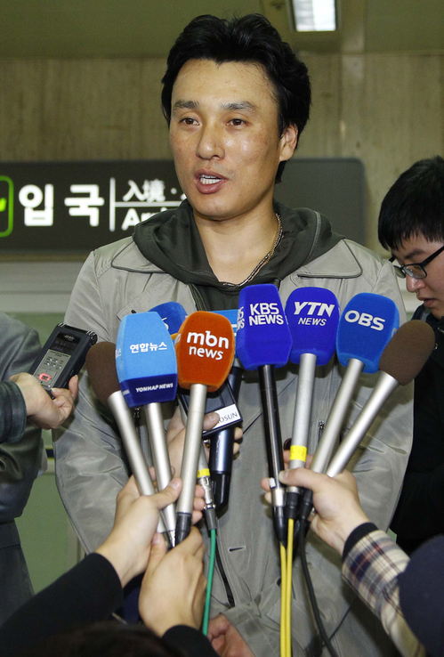 '국민타자' 이승엽이 8년간의 일본생활을 마무리하고 4일 오후 김포공항을 통해 귀국, 취재진의 질문에 답하고 있다. 이승엽은 한국 프로야구 복귀를 결정하고 영구 귀국했다.