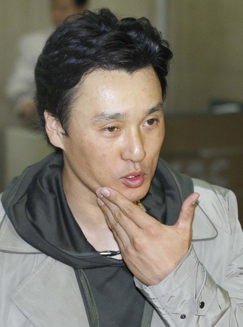 '국민타자' 이승엽이 8년간의 일본생활을 마무리하고 4일 오후 김포공항을 통해 귀국, 취재진의 질문에 답하고 있다. 이승엽은 한국 프로야구 복귀를 결정하고 영구 귀국했다.