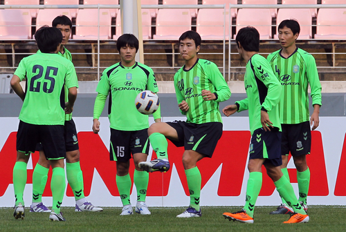 전북현대의 이동국을 비롯한 축구선수들이 4일 오후 전주월드컵경기장에서 가진 훈련에서 몸을 풀고 있다. 

전북은 5일 오후 카타르의 알 사드와 아시아축구연맹 챔피언스리그 결승전을 갖는다.