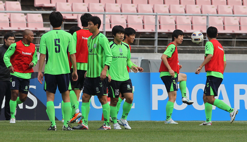 전북현대의 최강희 감독이 지켜보는 가운데 축구선수들이  4일 오후 전주월드컵경기장에서 가진 훈련에서 몸을 풀고 있다. 

   전북은 5일 오후 카타르의 알 사드와 아시아축구연맹 챔피언스리그 결승전을 갖는다.