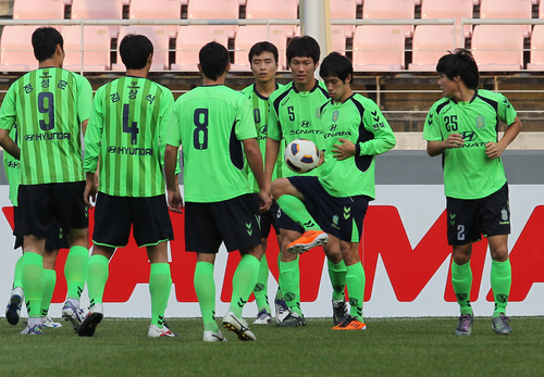 전북현대의 이동국을 비롯한 축구선수들이 4일 오후 전주월드컵경기장에서 가진 훈련에서 몸을 풀고 있다. 

전북은 5일 오후 카타르의 알 사드와 아시아축구연맹 챔피언스리그 결승전을 갖는다.