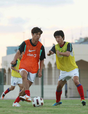 2014 브라질 월드컵 최종예선 진출의 교두보가 될 중동 2연전에 나선 축구대표팀이 9일 오후(현지시간) UAE 두바이의 알와슬 훈련장에서 현지적응훈련을 하는 가운데 박주영이 훈련을 하고 있다. 아랍에미리트(UAE)와의 월드컵 3차 예선 4차전은 한국시간 11일 오후 9시45분에 치러진다.