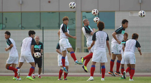 2014 브라질 월드컵 최종예선 진출의 교두보가 될 중동 2연전에 나선 축구대표팀이 9일 오후(현지시간) UAE 두바이의 알와슬 훈련장에서 현지적응훈련을 하고 있다. 아랍에미리트(UAE)와의 월드컵 3차 예선 4차전은 한국시간 11일 오후 9시45분에 치러진다.