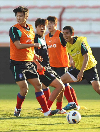 2014 브라질 월드컵 최종예선 진출의 교두보가 될 중동 2연전에 나선 축구대표팀이 10일 오후(현지시간) UAE 두바이의 라시드 축구장에서 최종 훈련을 하고 있다.