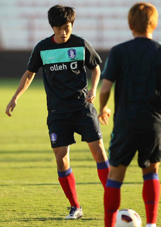 10일 오후(현지시간) UAE 두바이의 라시드 축구장에서 열린 축구대표팀 훈련에서 서정진이 훈련을 하고 있다.