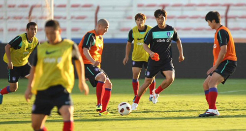 2014 브라질 월드컵 최종예선 진출의 교두보가 될 중동 2연전에 나선 축구대표팀이 10일 오후(현지시간) UAE 두바이의 라시드 축구장에서 최종 훈련을 하고 있다.